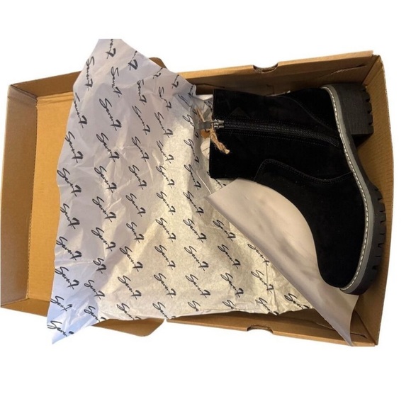 Seven7 Women's Black Ankle Booties
Round Toe Zip Closure Women’s Size 9 - Picture 7 of 8